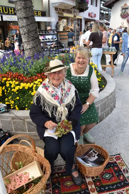 Ein vertrautes Gesicht beim Seefelder Handwerksfest sind auch Leni Prast und ihre Tochter Sybille aus Telfs. Seit vielen Jahren gehören die beiden mit ihrem Stand zu den Fixpunkten der Veranstaltung.  | Foto: Georg Larcher / MeinBezirk