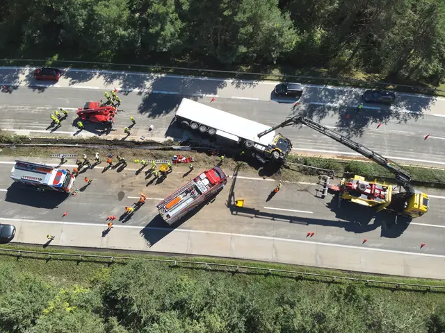 Einer von mehreren Unfällen am Wochenende in Kärnten: Ein Lkw durchbrach die Mittelleitschiene auf der A2 und kippte auf die Gegenfahrbahn. | Foto: HFW Villach