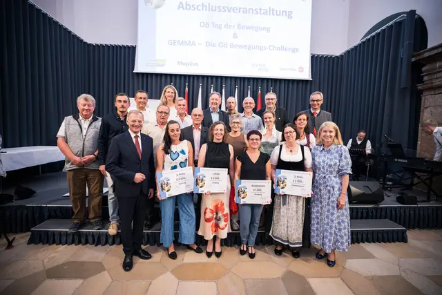  LH-Thomas Stelzer und LH-Stv. Christine Haberlander mit Vertretern der Top-3-Gemeinden der Kategorie Gemeinden mit weniger als 3.000 Einwohnerinnen und Einwohnern. | Foto: Land OÖ/Mayrhofer
