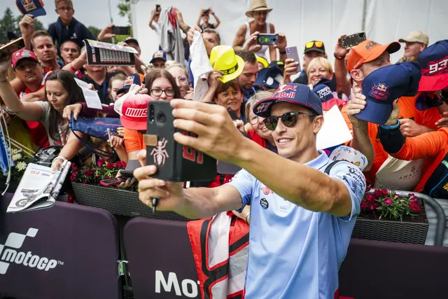 Die Stars wie Marc Marquez stehen für Fotos und Autogramme zur Verfügung. | Foto: RB Content Pool