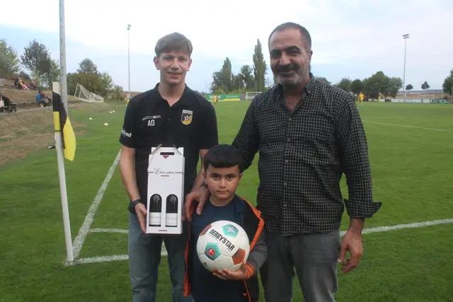 Murat Kizilay mit Sohn Adar übergab an Anes Dziric. | Foto: arbes