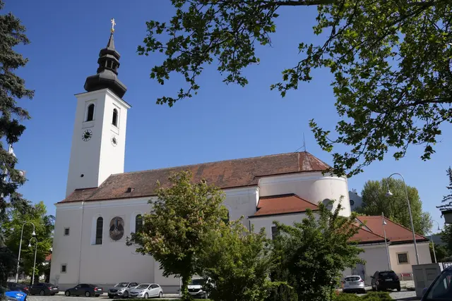 Nach rund vier Monaten ist die Sanierung des Kirchendachs in Kaiserebersdorf abgeschlossen.  | Foto: Pfarrkirche Kaiserebersdorf