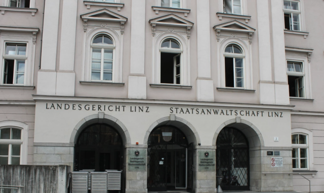 Eingang zum Landesgericht Linz
