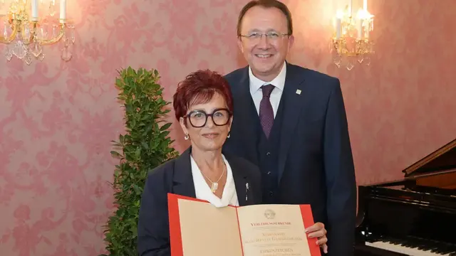 Bürgermeister Matthias Stadler überreicht das Ehrenzeichen der Landeshauptstadt an Renate Gamsjäger für ihren Einsatz in der Umwelt- und Frauenpolitik und im Stadtteil. | Foto: Josef Vorlaufer