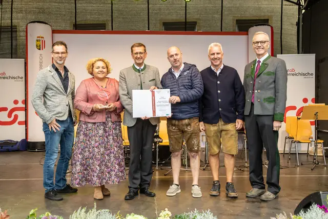 St. Ulrich bei Steyr - Kleinraming ist Viertelsieger im Traunviertel – v.l.: Thomas Reichweger, Bürgermeisterin Annemarie Wolfsjäger, Wirtschafts- und Raumordnungs-Landesrat Markus Achleitner, Thomas Maderthaner, Obmann des DOSTE-Vereines, Vzbgm. Reinhard Josef Kloiber und Othmar Nagl, Generaldirektor OÖ. Versicherung. | Foto: Land OÖ/Pelzl