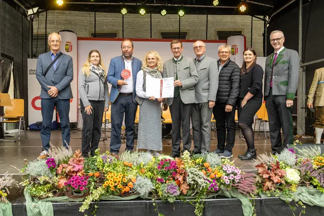 Waldkirchen am Wesen ist Viertelsieger im Innviertel – v.l.: Ing. Josef Razesberger, Isabella Anreiter, Bgm. Engelbert Leitner, Margarete Durstberger, Seminarhaus Wesenufer, Wirtschafts- und Raumordnungs-Landesrat Markus Achleitner, Kons. Herbert Strasser, Obmann des DOSTE-Vereines, Konrad Hansbauer, Vanessa Reisinger und Othmar Nagl, Generaldirektor OÖ. Versicherung. | Foto: Land OÖ/Pelzl