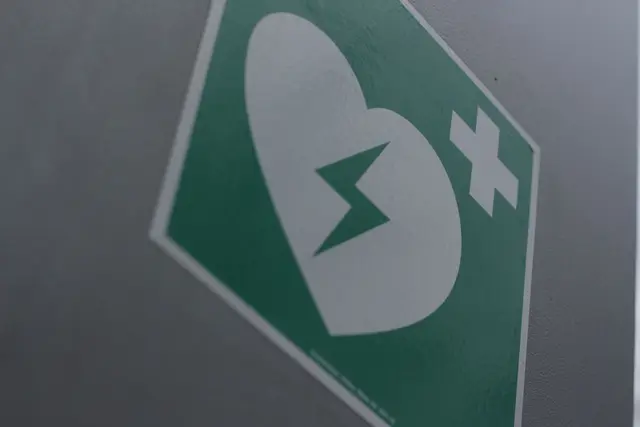 Auf dem Programm der Workshops standen das richtige Absetzen eines Notrufs, die Erste Hilfe bei Bewusstlosigkeit, Verschlucken und Blutungen sowie die Handhabung eines Defibrillators. (Symbolbild)
 | Foto: pexels / Louis Bauer