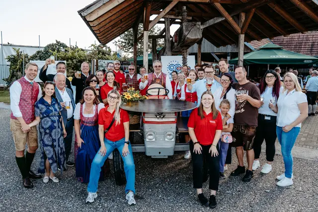Das Gady Markt Team bedankte sich bei Franz Lang – langjährigen Finanzchef der Gady Family und „Gastronauten“ für 68 Gady Märkte.
 | Foto: Gady Family/Julia Kerschbaumer