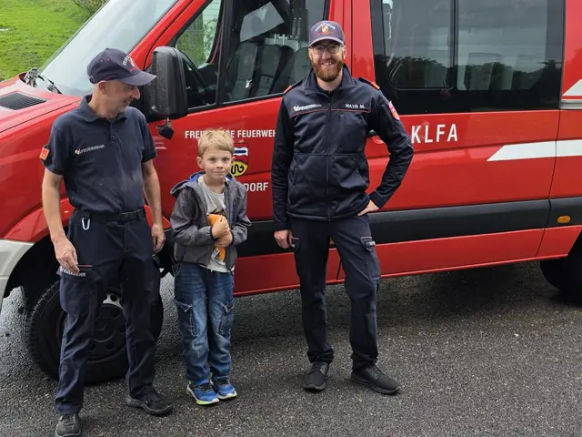 Mitterndorfs Feuerwehrkommandant Michael Mayr holte den achtjährigen Nils Stadler mit dem Feuerwehrauto zu Hause ab und fuhr mit dem Geburtstagskind zum Feuerwehrhaus. | Foto: Stadler