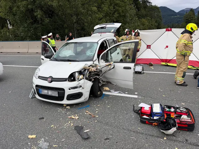 Auf der B178 bei Söll kam es am 13. September zu einem Frontalcrash eines Pkws mit einem Wohnmobil, dabei wurden drei Personen verletzt. | Foto: ZOOM.Tirol
