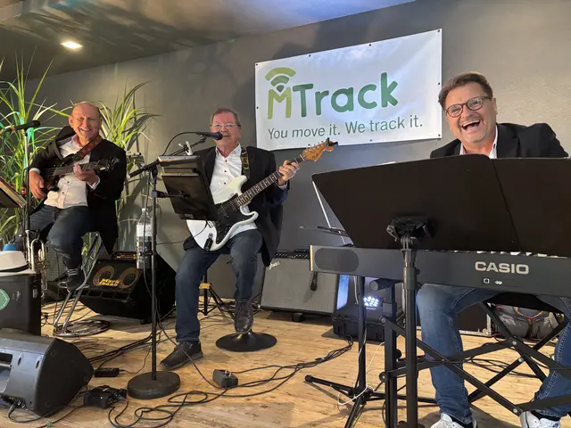 300 Gäste, drei Jahrzehnte ITBinder und ein Abend ganz im Zeichen von Gemeinschaft, persönlichem Austausch und gelebter Verbundenheit. Für musikalische Stimmung sorgten Schnalzer 3. | Foto: MeinBezirk/J. Taucher