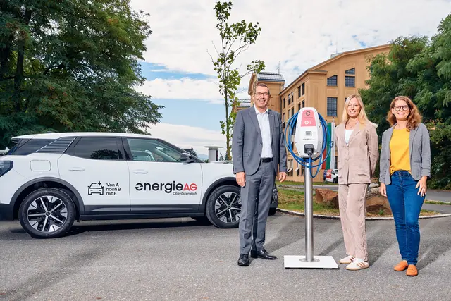 Der Steyrer Bürgermeister Markus Vogl, Sonja Kaiser (Leiterin der Abteilung E-Mobility der Energie AG) und Vizebürgermeisterin Anna-Maria Demmelmayr vor dem Amtsgebäude Reithoffer (v. li.). | Foto: Energie AG