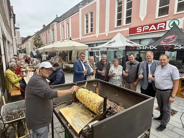 Linsbauer brachte es auf den Punkt: „Ihr garantiert mit euren heimischen Qualitätsprodukten die regionale Versorgung der Bevölkerung vor Ort.“ | Foto: Markus Kahrer