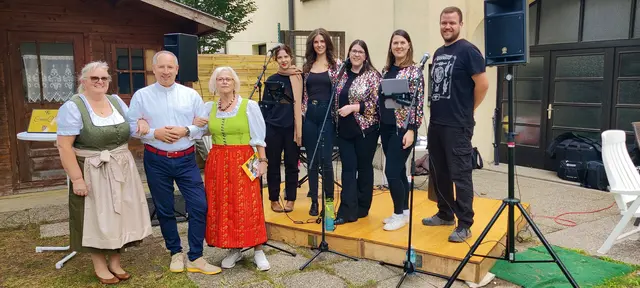 Pfarrer Borowski mit Helfereinnen und der Gruppe The Groove Girls. | Foto: Pfarre G.E.