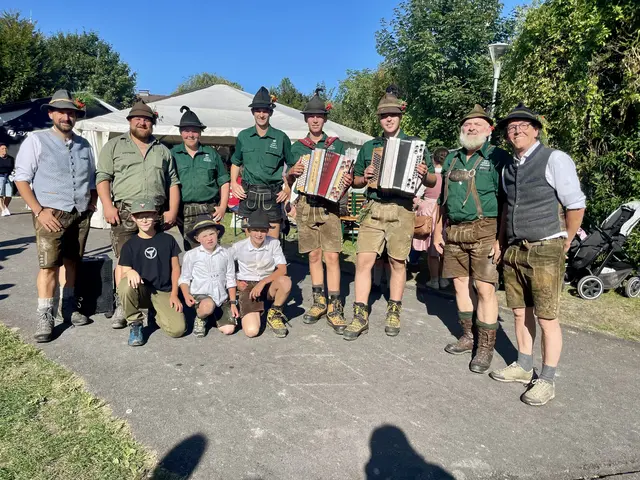 Eine Schar von Hirten und Treiber rund um Michael Pfurtscheller schmückte das Almvieh und brachte es sicher zurück zu den Bauern ins Dorf. | Foto: Mair