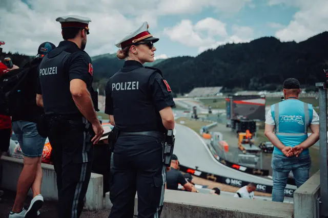 Die Polizei sorgt für Sicherheit.
