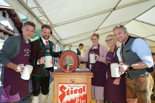 Der Bieranstich durfte beim Bauernherbstfest nicht fehlen. | Foto: TVB Rauriser Tal/Hölzl