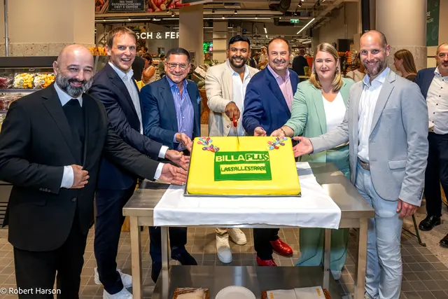 Der Nahversorger wurde im Beisein des REWE-International AG-Vorstand Marcel Haraszti, dem Marktmanager Domenic Jovanovic und Bezirksvorsteher Alexander Nikolai (SPÖ, Mitte v.l.n.r) eröffnet. | Foto: Robert Harson