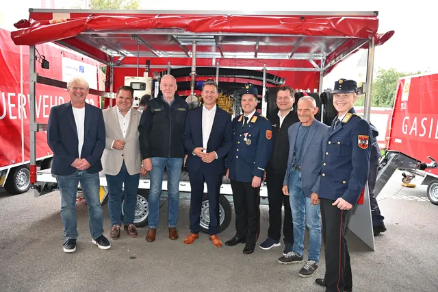 LH Daniel Fellner (Mitte) mit den Verantwortlichen aus den Gemeinden sowie LFK Rudolf Robin | Foto: LPD Kärnten/Bachhiesl 
