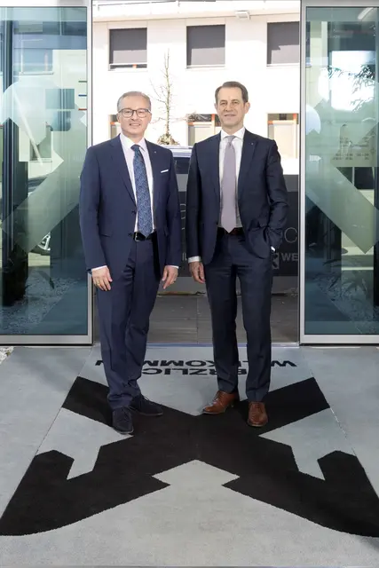 Der Vorstandsvorsitzende der Raiffeisenbank Wels, Roland Hechenberger und Vorstand Michael Hag zeigen sich über die erfolgreiche Fusion mit der Raika Gunskirchen erfreut. | Foto: Raiffeisenbank Wels/eGen