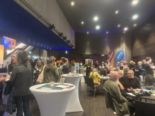 Beim 24. Literaturfestival „Sprachsalz" waren 12 rennomierte Autorinnen udn Autoren zu Besuch in Kufstein. Im Bild: Zahlreiche Literaturinteressierte im Kulturquartier in Kufstein.  | Foto: Martina Obertimpfler 