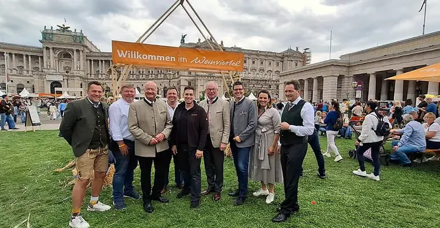 Hans Mayrhofer, Horst Obermayer, BK Christian Stocker, Paul Eldib, Dominik Hiller, LH Stv. Stephan Pernkopf, Lorenz Mayr, Elisabeth Harreither, BM Norbert Totschnig. | Foto: KTV Wilfersdorf