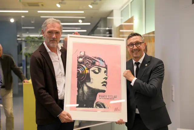 Johannes Artmayr (l.) ersteigert bei der Online-Auktion der Lions ein Bild von Parov Stelar. | Foto: Leibetseder