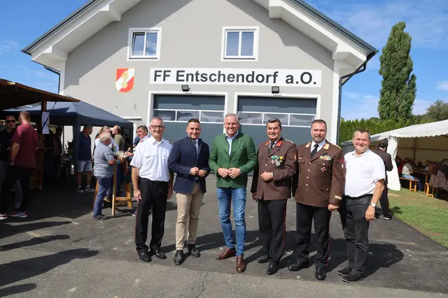 Politiker und Feuerwehrmitglieder vor dem Rüsthaus