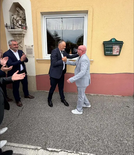 Landeshauptmann Hans Peter Doskozil gratuliert Jürgen Hofer zum Wahlsieg in Deutschkreutz | Foto: SPÖ Bezirk Oberpullendorf