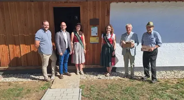 GGR Markus König, Bürgermeister Martin Robausch, Dirndlprinzessin Magdalena Taschl, Dirndlkönigin Mirjam Neuwirth, Pfarrer August Blazic und Johann Stöckl (v.l.) ©Gerhard Hackner