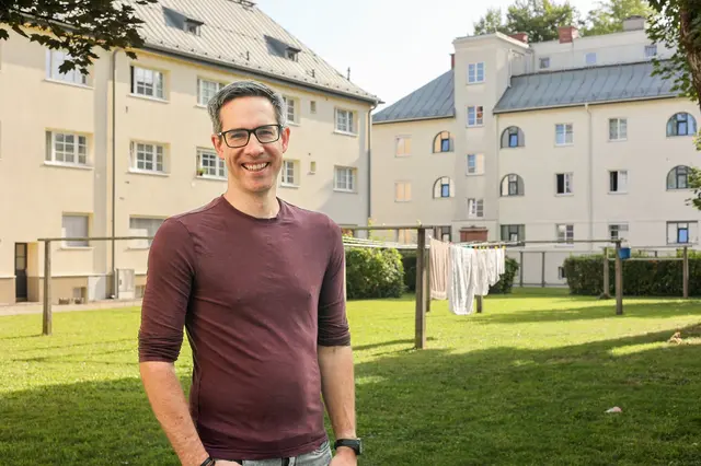 Vizebürgermeister Kay-Michael Dankl bei einer Wohnanlage in Lehen.  | Foto: Alisa Vengerova
