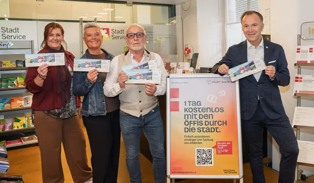 Bürgermeister Bernhard Auinger (r.) gemeinsam mit Mitarbeiterinnen und Mitarbeitern des Stadtservice beim Start der Ausgabe der kostenlosen Öffi-Schnupper-Tickets im Schloss Mirabell. | Foto: Stadt Salzburg/Alex Killer