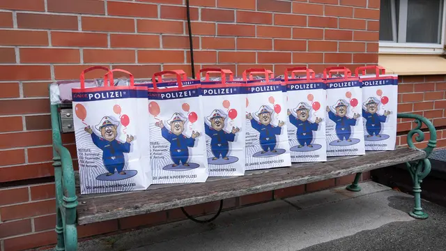 Geschenkesackerl der Kinderpolizei wurden vor Ort verteilt.  | Foto: Andreas Pölzl/MeinBezirk