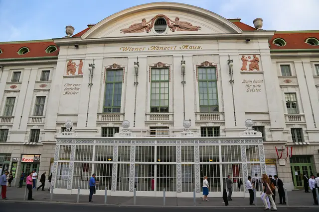 Das Wiener Konzerthaus geht einen Schritt weiter. Intendant Matthias Naske meint, dass die Stadt „ihre kulturelle Seele“ verkauft hätte. | Foto: Anna Dobnik
