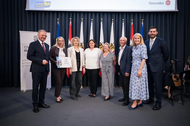 V.l.: Landeshauptmann Thomas Stelzer, Bürgermeisterin Anita Gstöttenmayr, Eva Birngruber, Regina Lindner, Sonja Durstberger, Bernhard Eichsteiner, Landeshauptmann-Stellvertreterin Christine Haberlander und Regionalbetreuer Immanuel Stricker. | Foto: Land OÖ/Max Mayrhofer