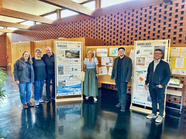 Paulina Grim (GWA), Birgit und Markus Peböck von der katholischen Pfarre, sowie Emina Weichselbaumer, Bernhard Stegh und Nazir Katar von der Stadt Marchtrenk bei der Ausstellung "Klima aktiv erleben".
 | Foto: Stadtgemeinde Marchtrenk
