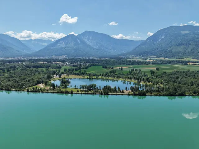 Ferlach liegt südlich der Drau, umrahmt von wunderschöner Natur, und hat seiner Bevölkerung viel zu bieten. (Drohnenaufnahme) | Foto: Stadtgemeinde Ferlach/contentbauer