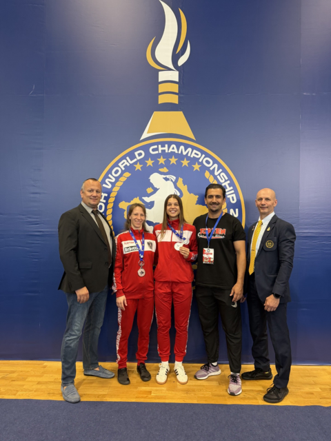 Das KSF Gym Leoben vertrat Österreich bei der diesjährigen Weltmeisterschaft des International Federation of Muaythai Associations (IFMA) im Kosovo mit zwei Sportlerinnen.  Im Bild: Sportdirektor Rainer Gerdenitsch, Rebecca Hödl, Lena Brunner, Coach Gökhan Acikel und Günter Plank (v. l.) | Foto: Günter Plank (KSF Gym Leoben)