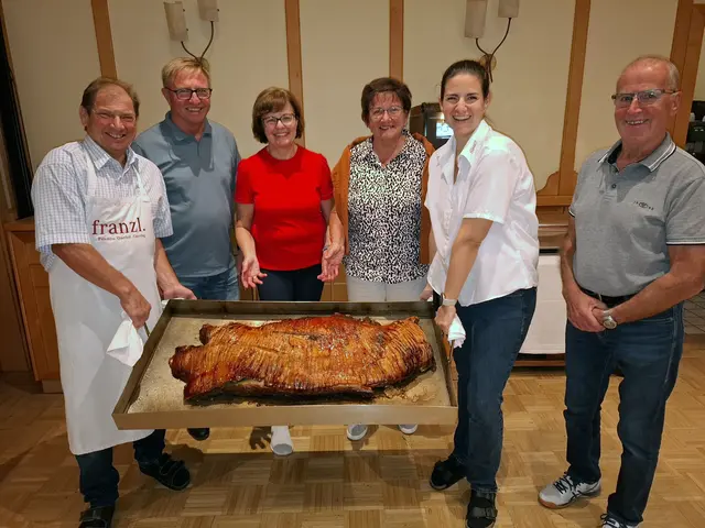 Radausflug des Seniorenbundes Pabneukirchen. Traisental - Wachau. Von Mariazell bis Krems. Hochgenuss im Gasthof Franzl in Wilhelmsburg. Ein Spanferkel vom Chef Leopold Franzl persönlich. Köstlich!  | Foto: Zinterhof