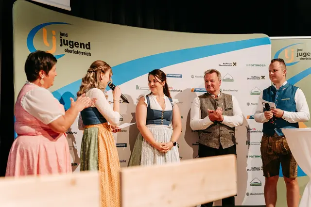 Einblicke in wichtige Meilensteine aus 75 Jahren Landjugend Oberösterreich wurden unter anderem bei der Interviewrunde mit den ehemaligen Landesleiterinnen Gabriele Höfler und Theresa Neubauer, sowie mit Martin Dammayr gegeben. | Foto: Moment Fotografie