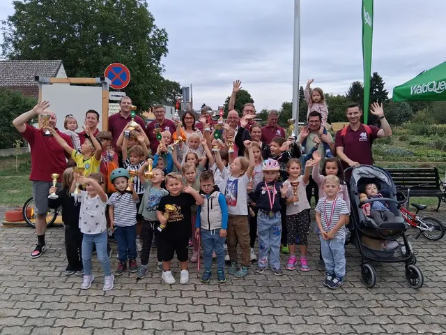 Siegerehrung mit den teilgenommenen Kinder, den Funktionären des Petersklubs sowie den Politikern Bürgermeister Andreas Tremmel, Vizebürgermeisterin Natascha Thurner und Gemeindevorständin Katharina Thrackl. | Foto: Werner Schöll