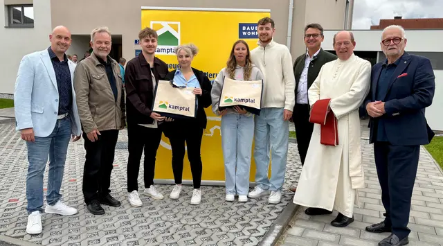 Zahlreiche junge Familien freuten sich über die offizielle Schlüsselübergabe in Irnfritz. | Foto: Markus Kahrer