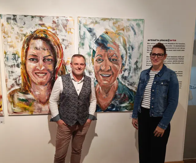 Im Bild Michael Frödrich, Arte Hotel und die Künstlerin Irene Janitschek  | Foto: J. Janitschek 