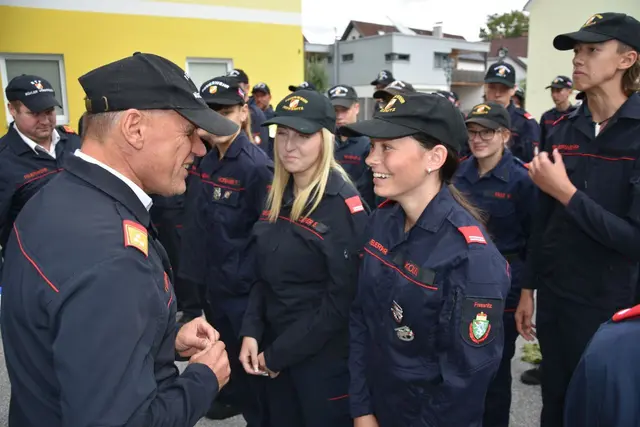 Übergabe der Abzeichen durch Bereichsfeuerwehrkommandant Rudolf Schober.  | Foto: BFVMZ/Pusterhofer