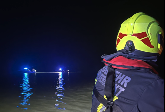 Ein 43-Jähriger war beim Versuch, schwimmend von einer Insel zum Festland zu gelangen, in Gefahr geraten. | Foto: Feuerwehr Völkermarkt