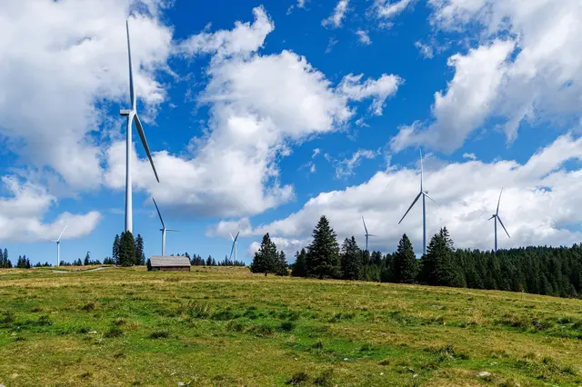 Es ist eine gewaltige Windkraftanlage, die im Auftrag der Energie Steiermark auf der Freiländeralm entsteht. | Foto: Energie Steiermark