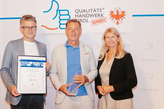 Die Urkunde „Qualitätshandwerk Tirol“ wurde DACH+FACH HOLZBAU erneut verliehen: Hans Steixner (li.) mit Landtagsabg. Iris Zangerl-Walser bei der Verleihung der Auszeichnung an Karl-Heinz Eppacher. | Foto: Max Obermeier