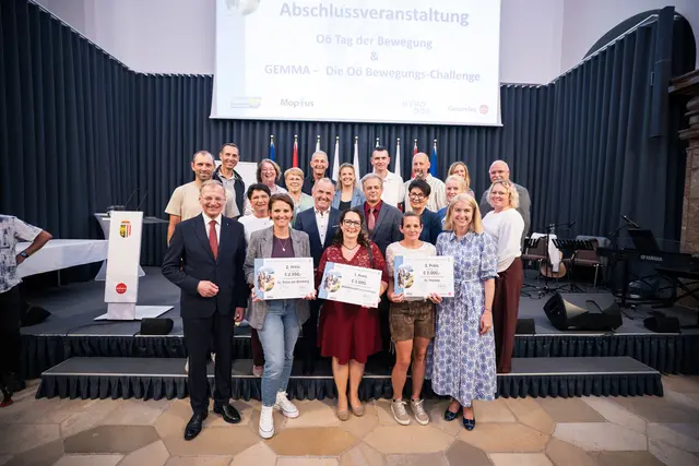 LH-Thomas Stelzer und LH-Stv. Christine Haberlander mit Vertretern der Top-3-Gemeinden der Kategorie Gemeinden mit mehr als 3.000 Einwohnerinnen und Einwohnern. | Foto: Land OÖ/Mayrhofer