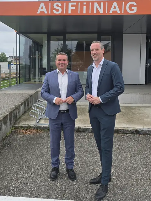 Ansfeldnes Bürgermeister Christian Partoll mit  Hartwig Hufnagl. | Foto: Stadtgemeinde Ansfelden