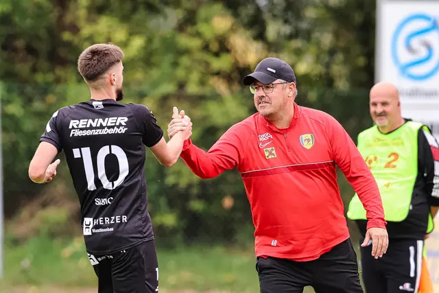 Coach Alex Oppolzer klatsche mit Stürmer Almir Sucic nach dessen Tor ab. | Foto: Reischl